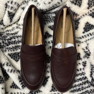 Clarks Trish Rose Rich Burgundy Loafers Women's Size 9.